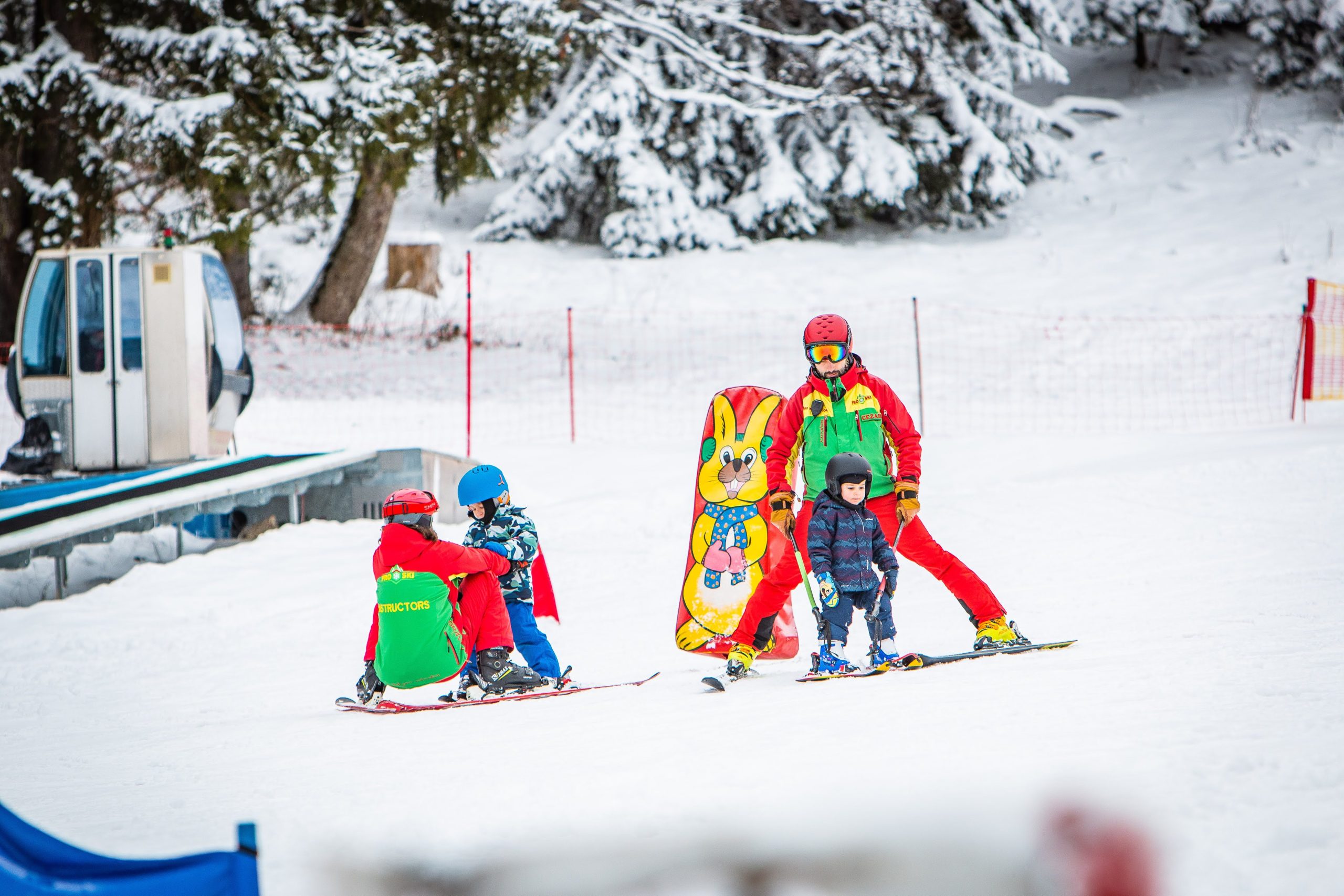 Instructori de ski la lectie de ski cu copii